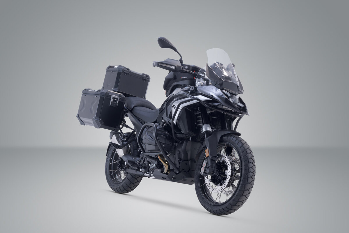 Adventure 3 kastu komplekts ar turētājiem BMW R1300 GS (23-). Adventure 3 kastu komplekts ar turētājiem BMW R1300 GS (23-).
